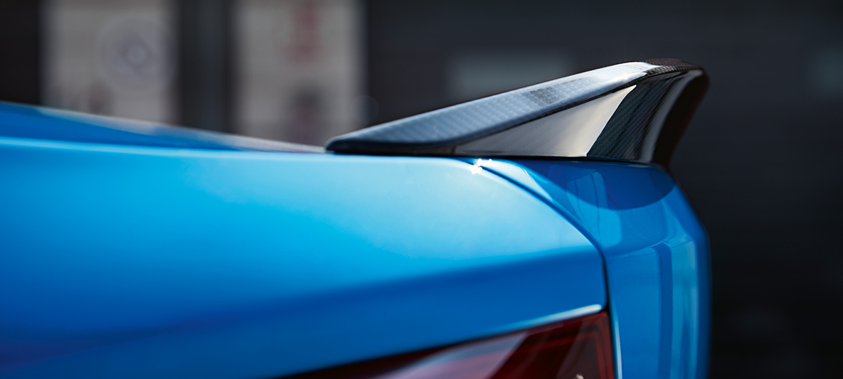 Задний спойлер BMW M2 CS F87 Задний спойлер BMW M2 CS F87 цвета Синий Мизано (металлик), крупный план