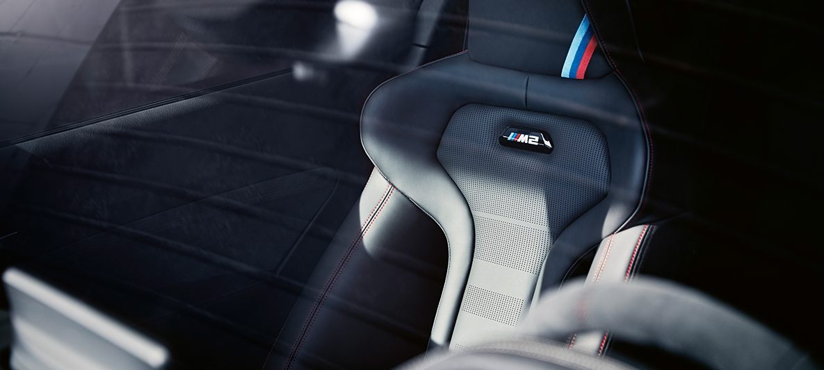 Спортивные сиденья BMW M2 CS F87 Спортивные сиденья BMW M2 CS F87 цвета Синий Мизано (металлик), крупный план