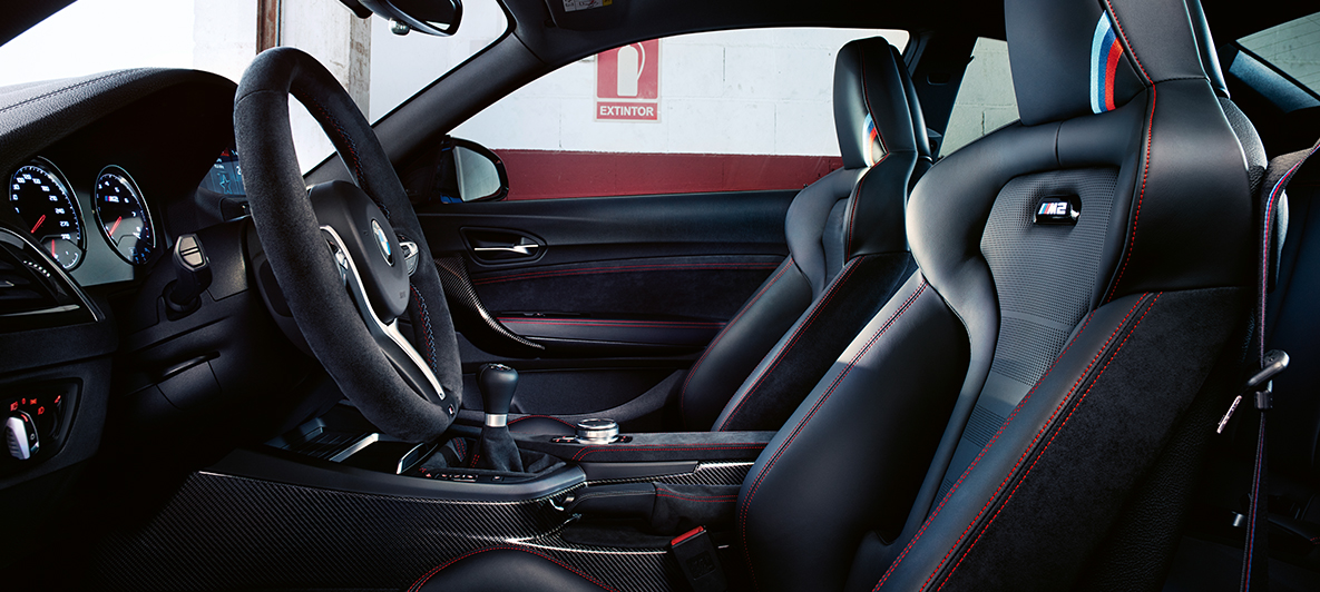 Интерьер BMW M2 CS F87 Интерьер BMW M2 CS F87 цвета Синий Мизано (металлик), крупный план