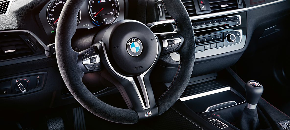 Место водителя BMW M2 CS F87 Место водителя BMW M2 CS F87 цвета Синий Мизано (металлик), крупный план