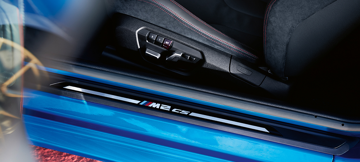 Накладка на порог BMW M2 CS F87 Накладка на порог BMW M2 CS F87 цвета Синий Мизано (металлик), крупный план