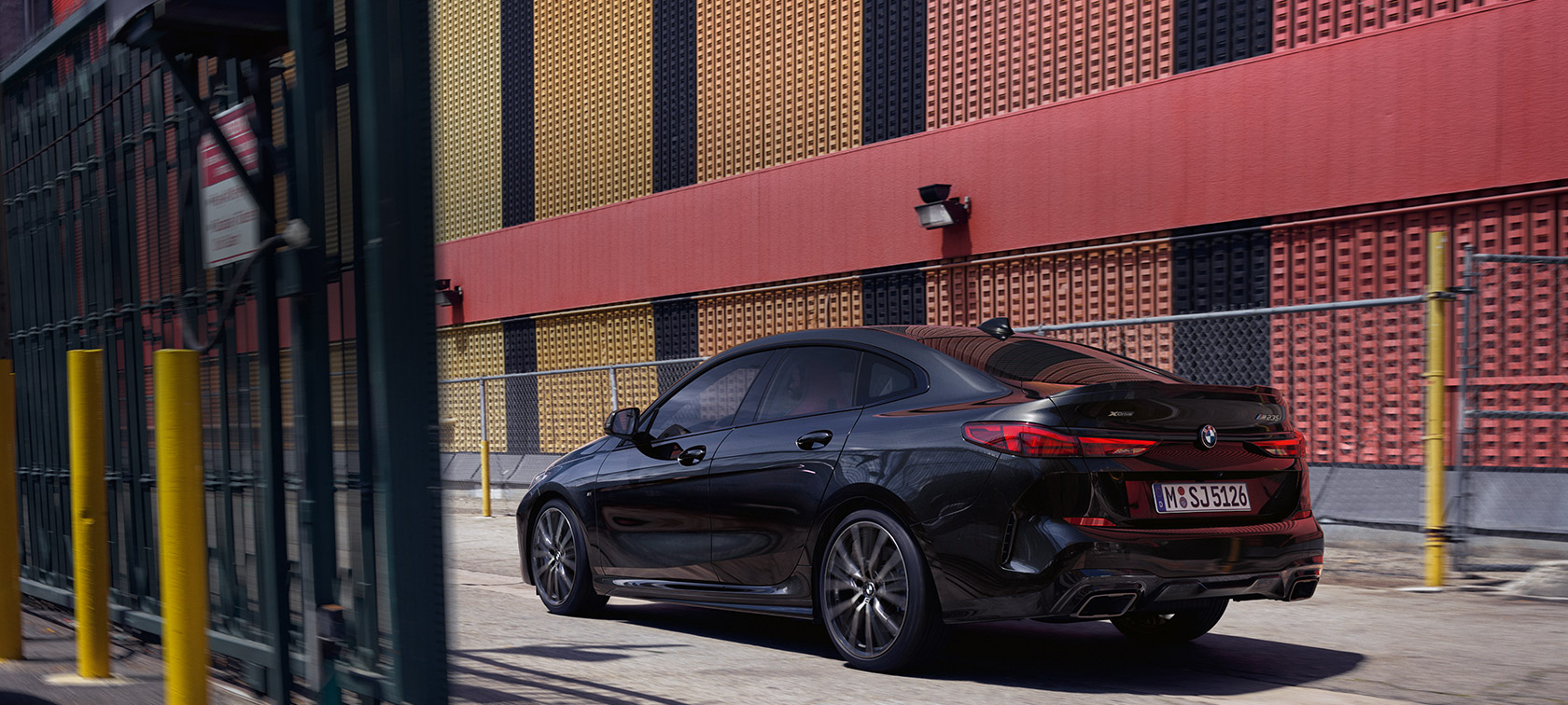 BMW M235i xDrive Gran Coupé, вид сбоку с поворотом в три четверти BMW M235i xDrive Gran Coupé, Черный Сапфир металлик, F44, вид сбоку с поворотом в три четверти