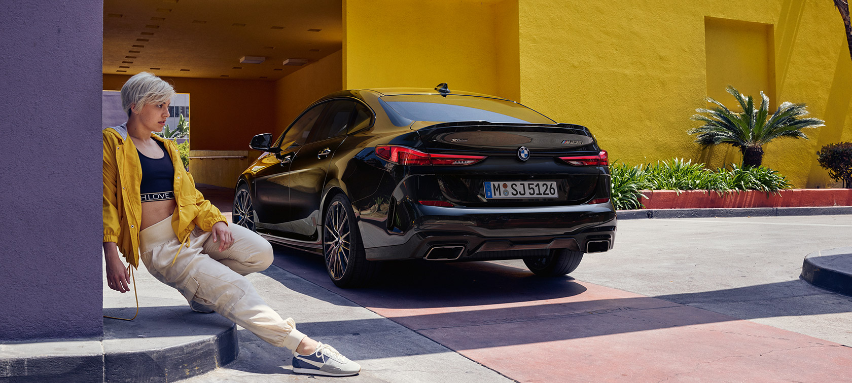 BMW M235i xDrive Gran Coupé, вид сзади с поворотом в три четверти BMW M235i xDrive Gran Coupé, Черный Сапфир металлик, F44, вид сзади с поворотом в три четверти