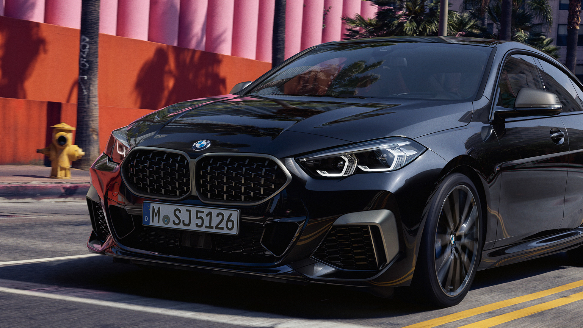 Дизайн передней части кузова BMW M235i xDrive Gran Coupé Дизайн передней части кузова BMW M235i xDrive Gran Coupé 2020 г., Черный Сапфир металлик, F44, вид спереди с поворотом в три четверти