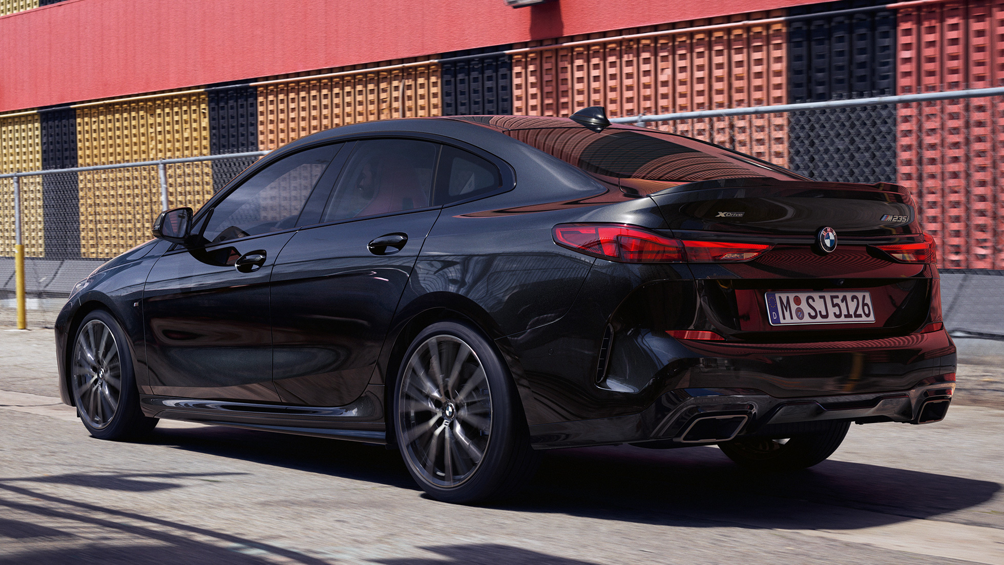 Линия купе BMW M235i xDrive Gran Coupé Линия купе BMW M235i xDrive Gran Coupé 2020 г., Черный Сапфир металлик, F44, вид сбоку с поворотом в три четверти