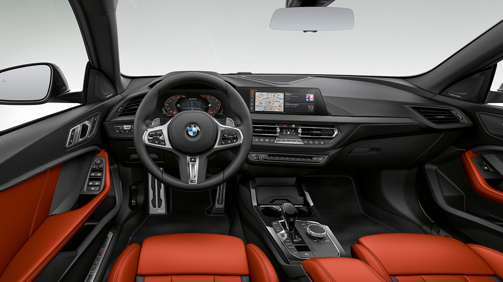 Место водителя BMW M235i xDrive Gran Coupé F44 Ориентированный на водителя кокпит BMW M235i xDrive Gran Coupé 2020 г., F44, интерьер