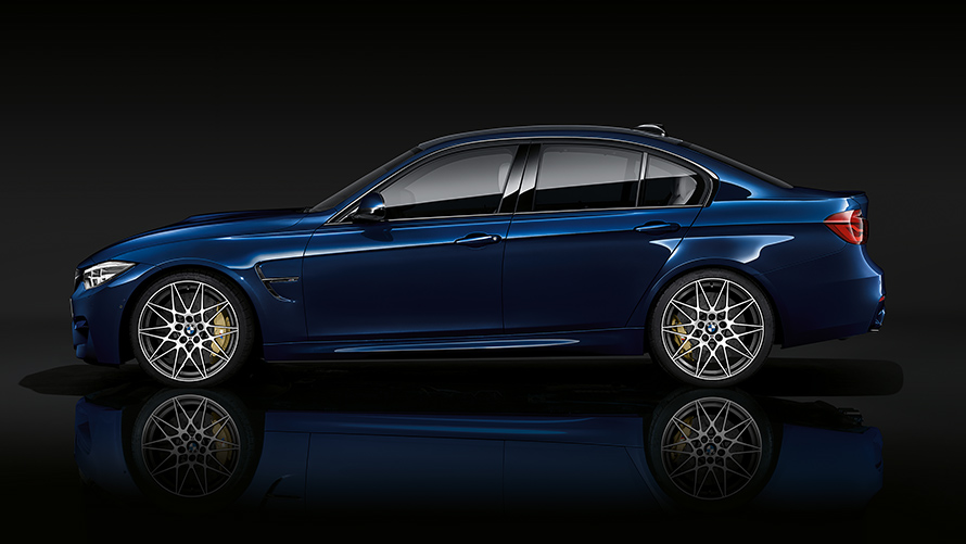 BMW M3, вид сбоку. BMW M3, вид спереди с поворотом в три четверти, внешний вид, экстерьер, на черном фоне, БМВ.