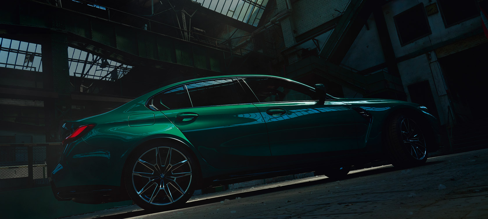 BMW M3 G80 2020, вид снизу сбоку BMW M3 G80 2020 "Зеленый Остров Мэн металлик", вид снизу сбоку