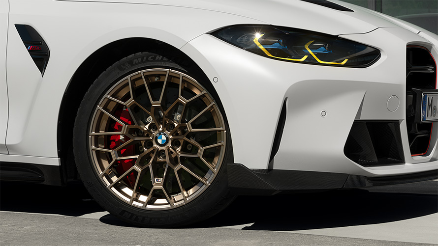 BMW M3 CS G80, облегченные легкосплавные кованые диски (эксклюзивный для CS дизайн) с трековыми шинами
