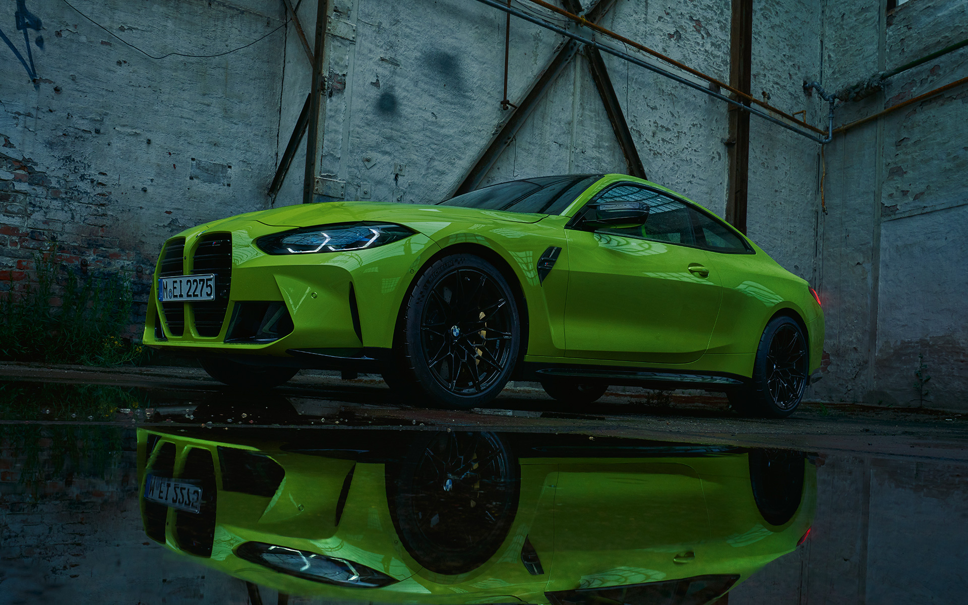 BMW M4 Competition Coupe G82 2020, "M Желтый Сан-Пауло", вид спереди в три четверти