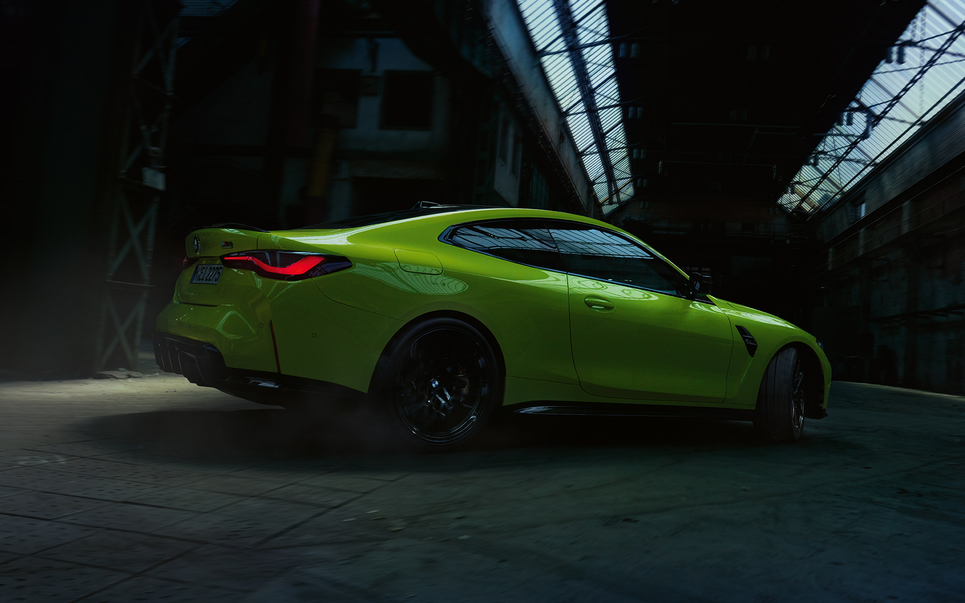 BMW M4 Competition Coupe G82 2020, "M Желтый Сан-Пауло", вид сбоку в три четверти