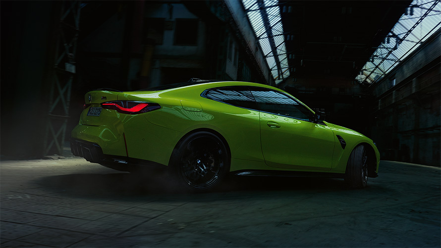 BMW M4 Competition Coupe G82 2020, "M Желтый Сан-Пауло", вид сбоку в три четверти