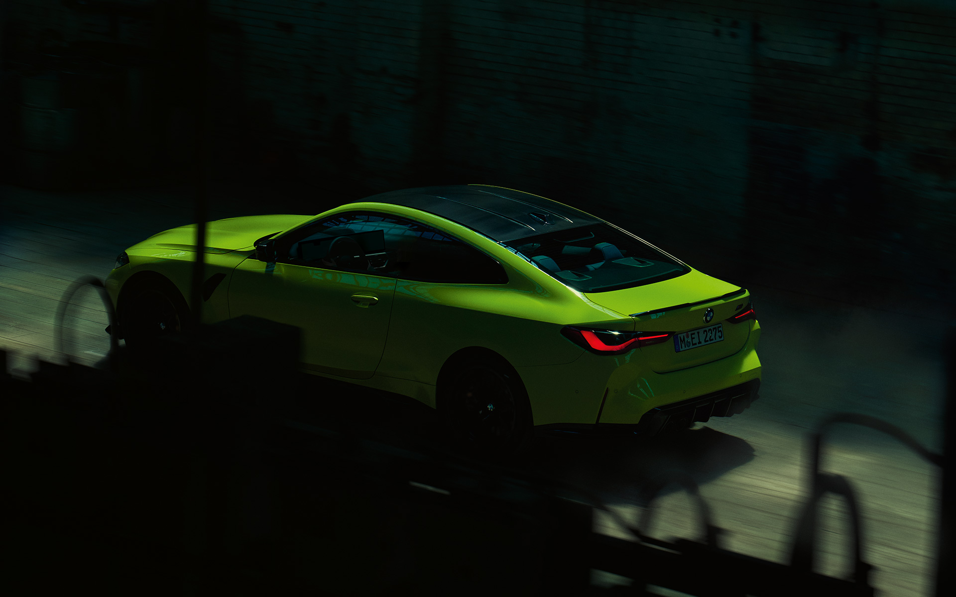 BMW M4 Competition Coupe G82 2020, "M Желтый Сан-Пауло", вид сзади в три четверти