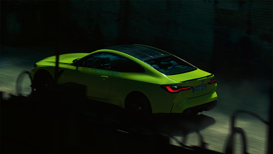 BMW M4 Competition Coupe G82 2020, "M Желтый Сан-Пауло", вид сзади в три четверти