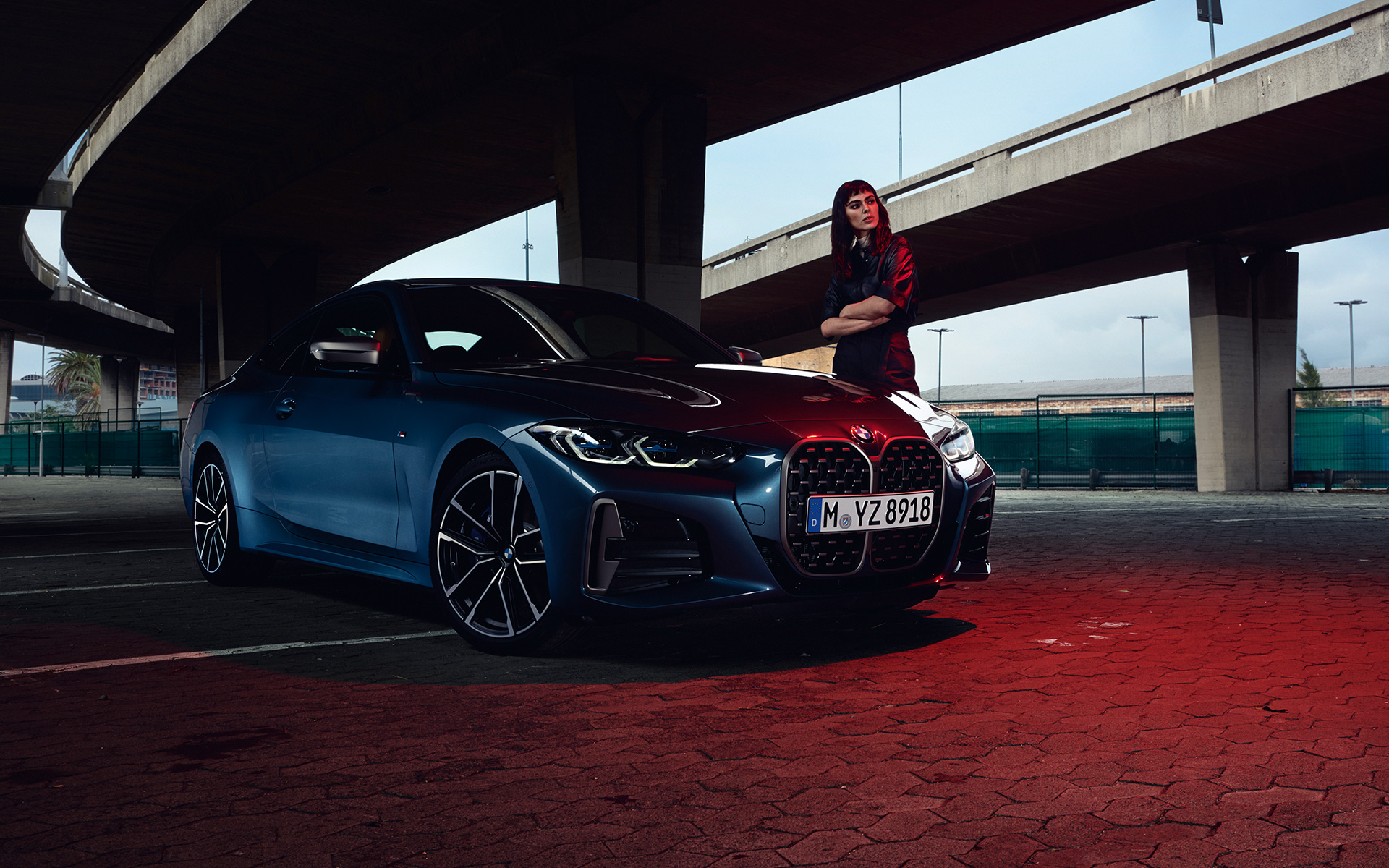 BMW M440i xDrive Coupe G22 2020, "Синий Арктик Рэйс металлик", вид спереди в три четверти с моделью