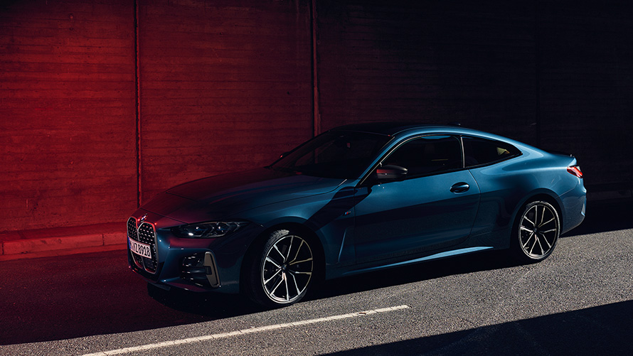 BMW M440i xDrive Coupe G22 2020, "Синий Арктик Рэйс металлик", вид спереди в три четверти в движении