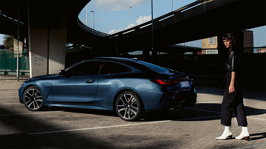 BMW M440i xDrive Coupe G22 2020, "Синий Арктик Рэйс металлик", вид сбоку в три четверти с моделью