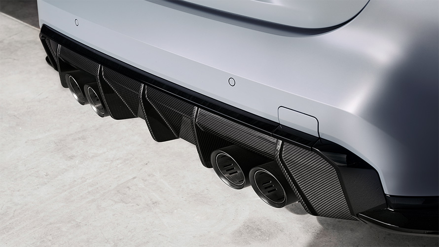 BMW M4 CSL G82, BMW Individual "Морозный Серый Бруклин металлик", титановая выхлопная система M с патрубками цвета "Матовый Черный", крупный план, вид сзади