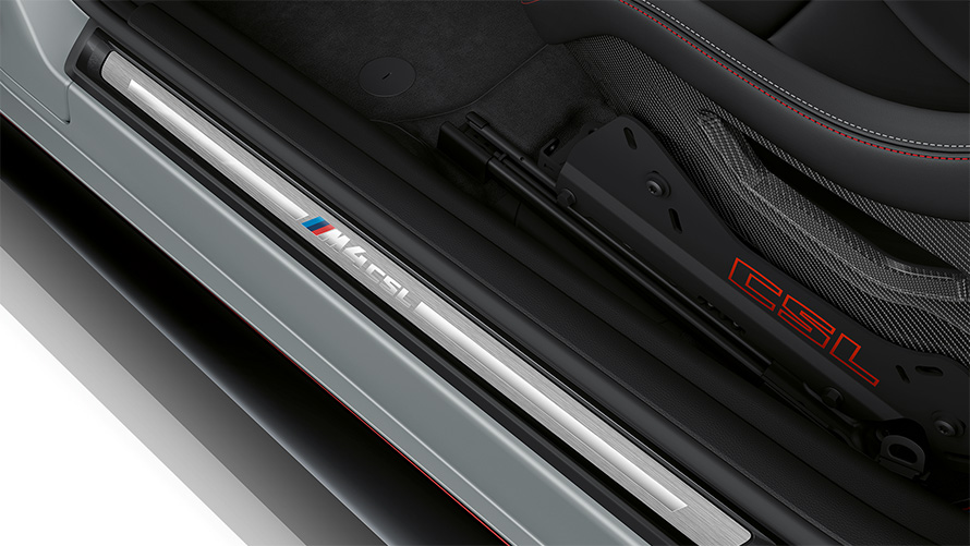 BMW M4 CSL G82, "BMW Individual Морозный Серый Бруклин металлик", накладки на пороги с надписью "CSL" и особой отделкой
