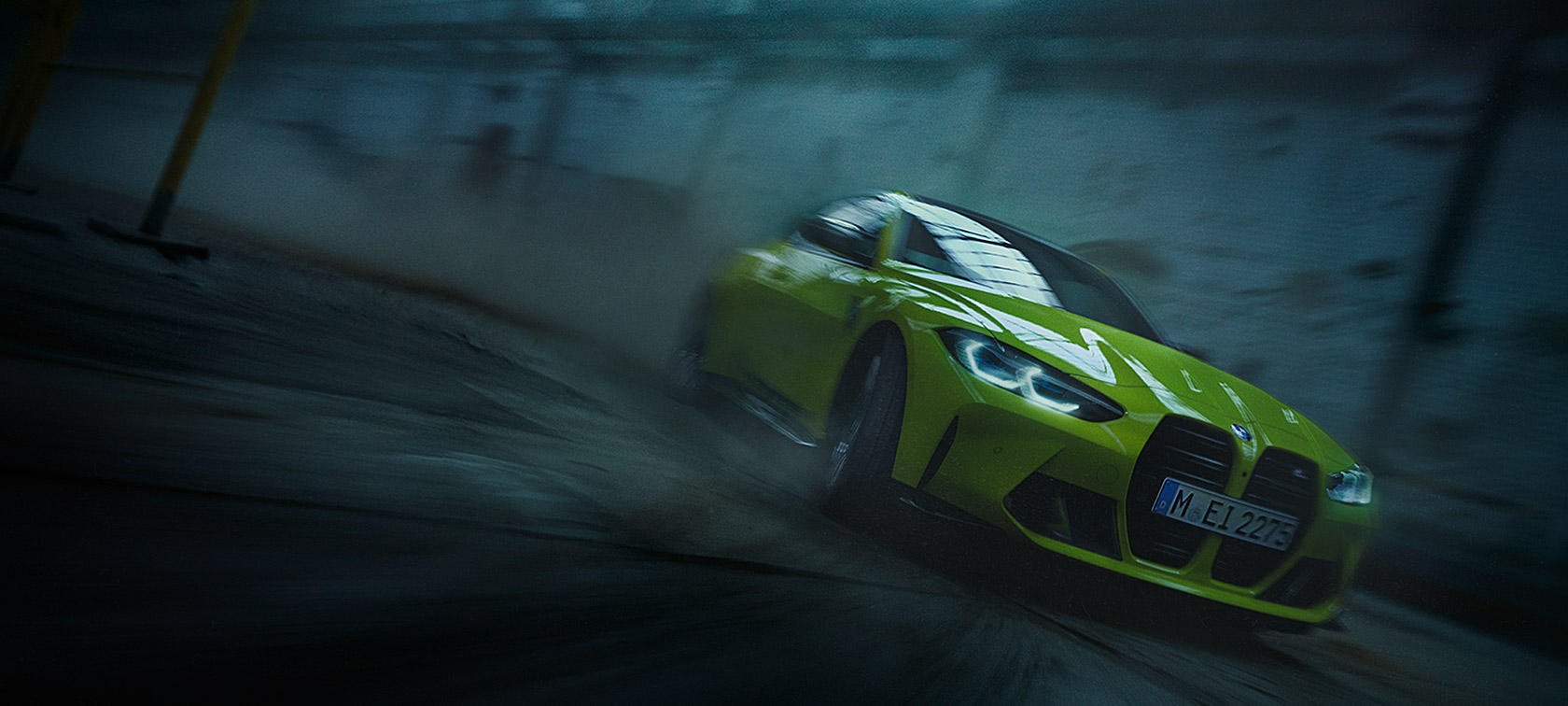 BMW M4 G82 2020, "M Желтый Сан-Пауло", вид спереди в три четверти в движении