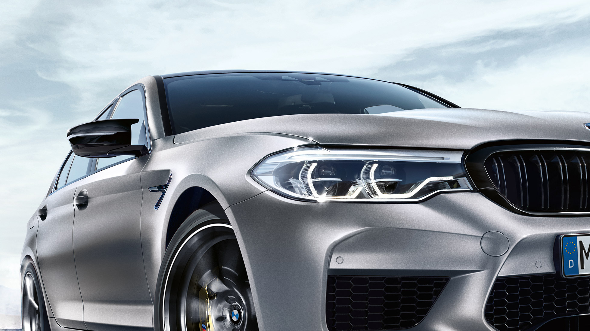 Передние фары. BMW M5 вид спереди, передние светодиодные фары.