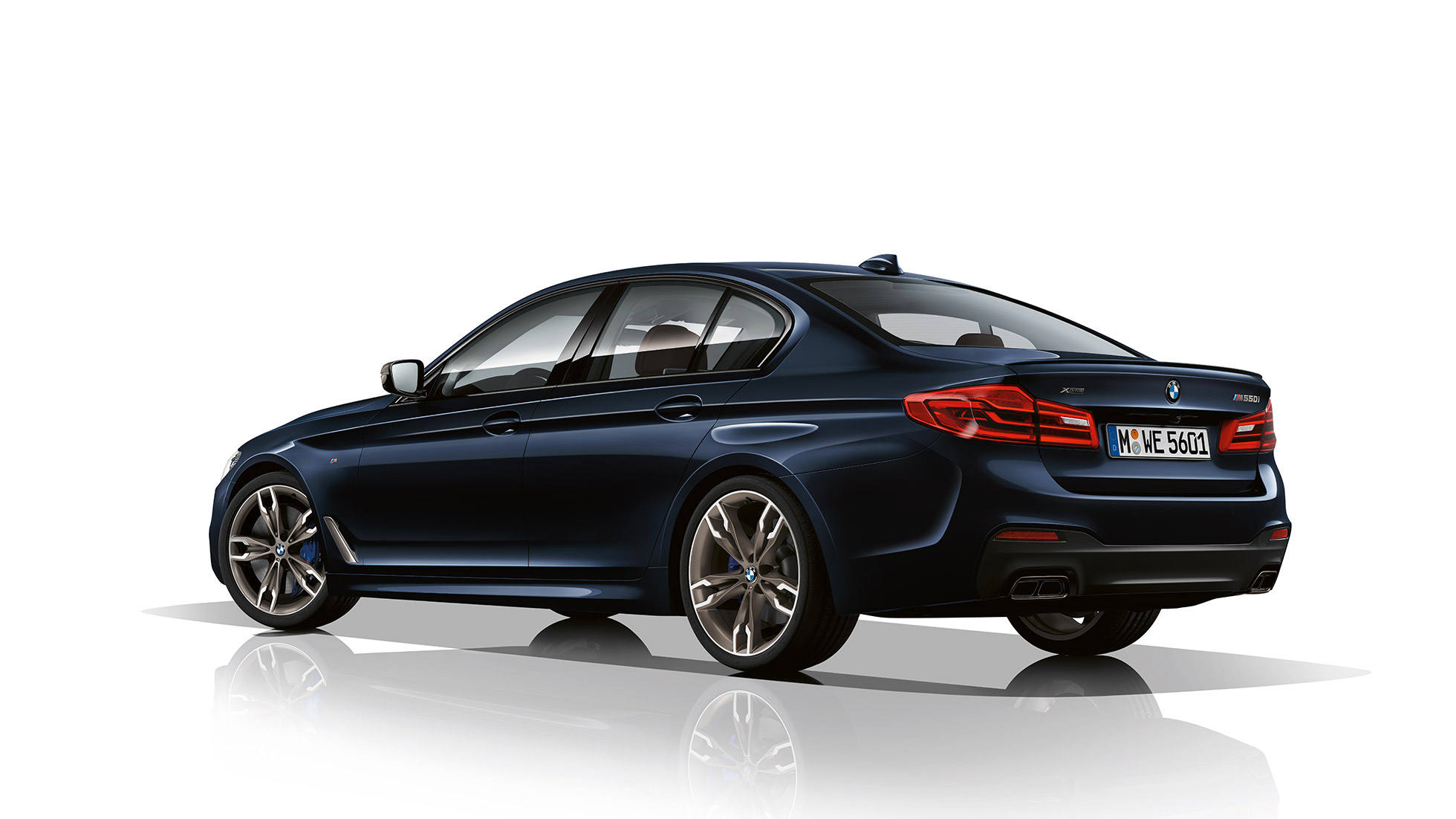 M Sport brake. BMW M550 и BMW M550d, вид сзади на три четверти.