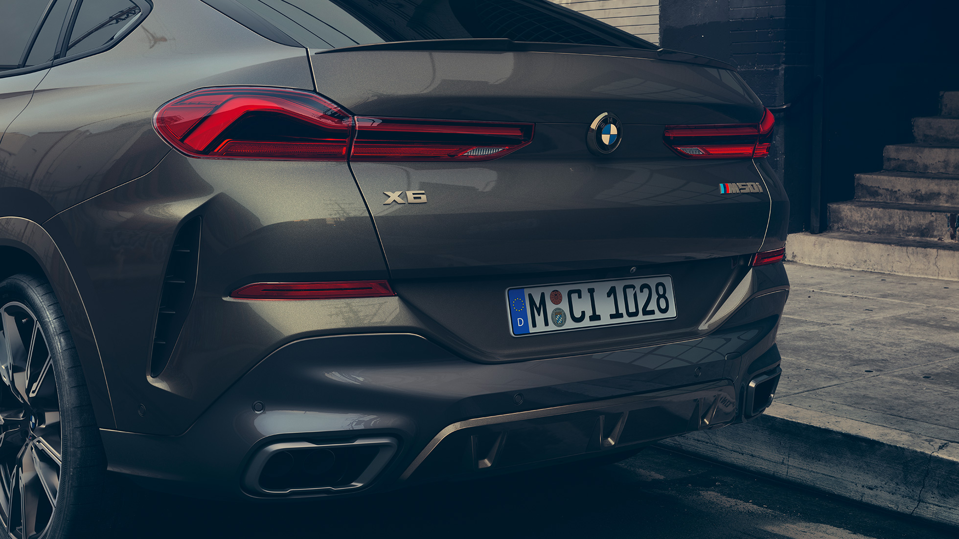 BMW X6 вид сзади. BMW X6 вид сзади, крупный план.
