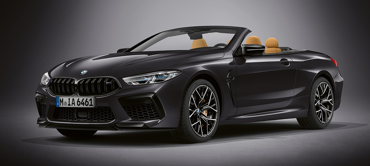BMW M8 Кабриолет в исполнении BMW Individual с лакокрасочным покрытием BMW Individual Серый Брэндс-Хэтч. BMW M8 Кабриолет в исполнении BMW Individual с лакокрасочным покрытием BMW Individual Серый Брэндс-Хэтч, вид спереди с поворотом в три четверти.