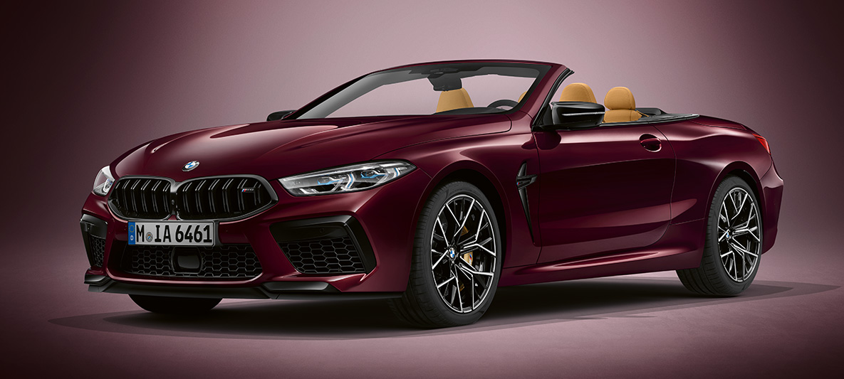 BMW M8 Cabrio в исполнении BMW Individual с лакокрасочным покрытием BMW Individual Аметрин металлик. BMW M8 Cabrioв исполнении BMW Individual с лакокрасочным покрытием BMW Individual Аметрин металлик, вид спереди с поворотом в три четверти.