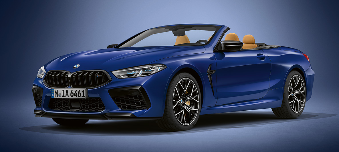 BMW M8 Cabrio в исполнении BMW Individual с лакокрасочным покрытием BMW Individual Синий Танзанит металлик. BMW M8 Cabrio в исполнении BMW Individual с лакокрасочным покрытием BMW Individual Синий Танзанит металлик, вид спереди с поворотом в три четверти.