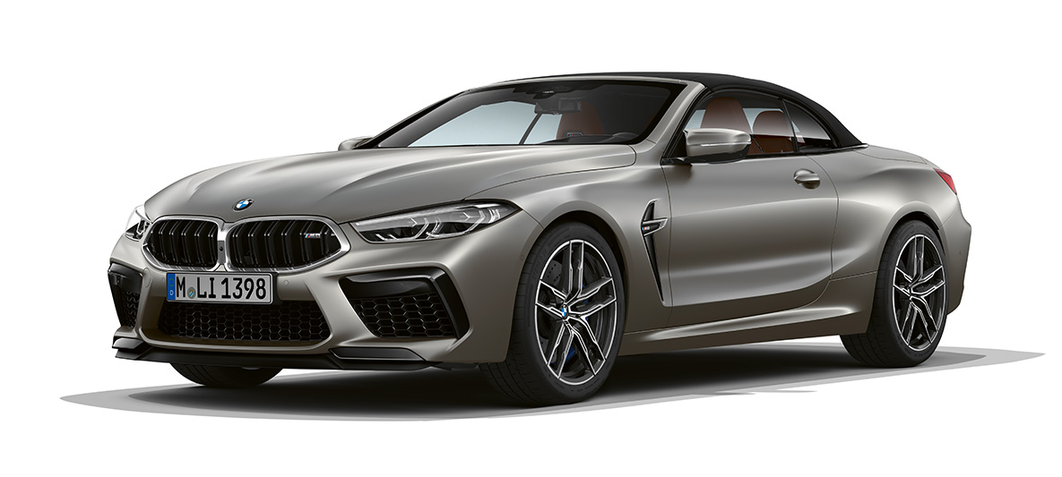 BMW M8Cabrio, вид сбоку и спереди с поворотом в три четверти. BMW M8 Кабриолет, Морозный Темно-серебристый металлик, вид сбоку и спереди с поворотом в три четверти.