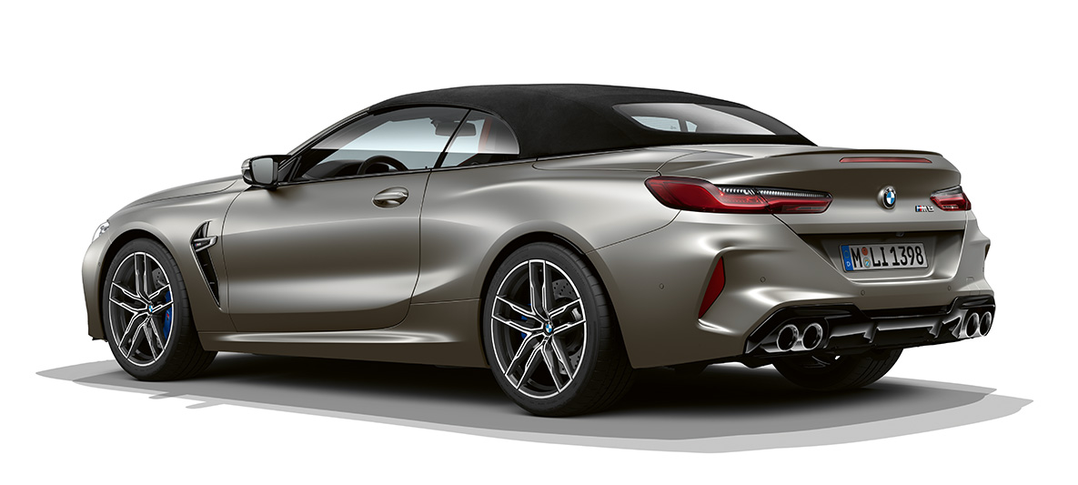 BMW M8Cabrio, вид сбоку и сзади с поворотом в три четверти. BMW M8Cabrio, Морозный Темно-серебристый металлик, вид сбоку и сзади с поворотом в три четверти.