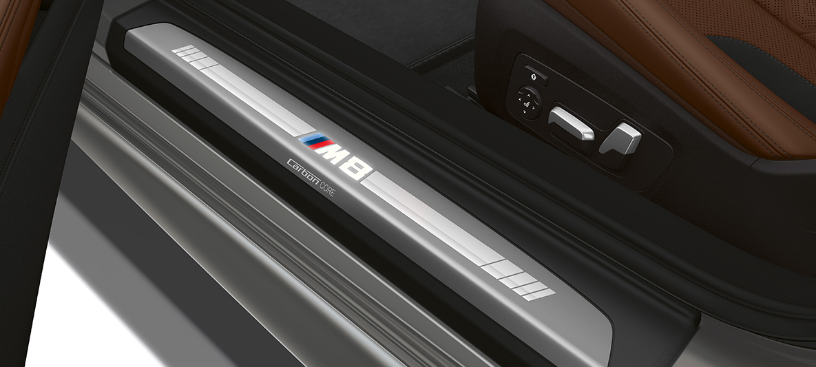 Порог дверного проема с надписью M8. Порог дверного проема BMW M8 Cabrioс надписью M8.