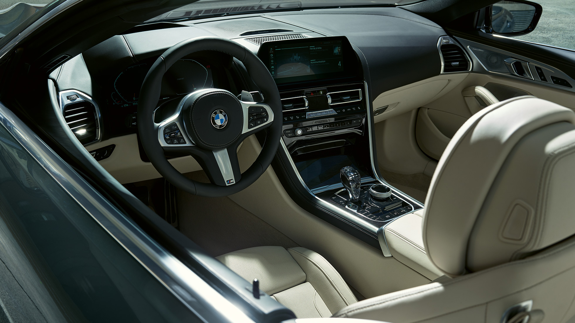 BMW M850i xDrive Cabrio, кокпит BMW M850i xDrive Cabrio с открытым мягким верхом, Серый Дравит металлик, кокпит с обтянутым кожей рулевым колесом M.
