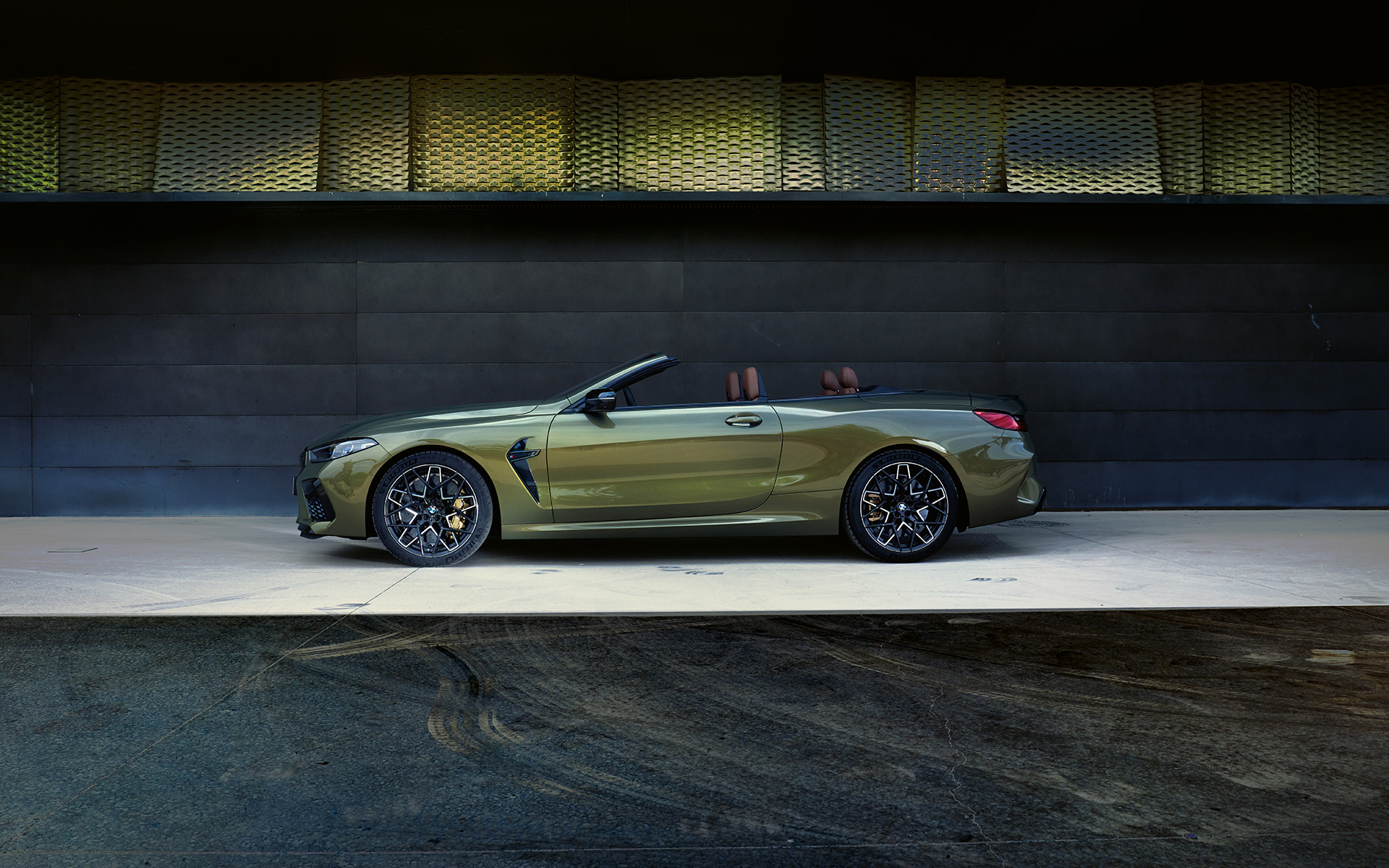 Вид сбоку на сцене, BMW M8 Competition Cabrio F91 Facelift 2022 BMW M8 Competition Cabrio F91 LCI Facelift 2022, BMW Individual Brass metallic, вид сбоку на сцене
