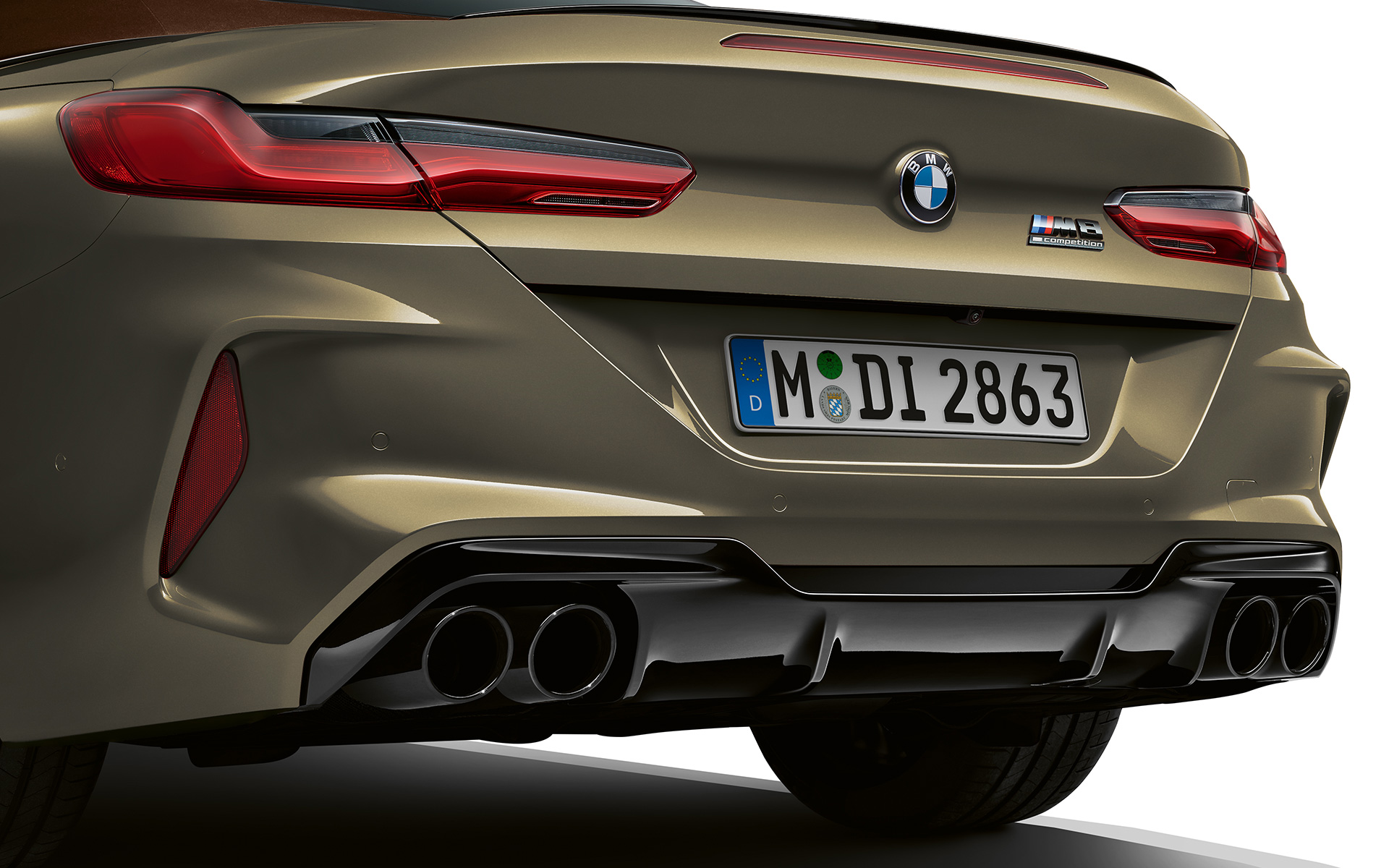 Вид сзади BMW M8 Competition Cabrio F91 LCI Facelift 2022 BMW M8 Competition Cabrio F91 LCI Facelift 2022, BMW Individual Brass metallic, вид сзади крупным планом