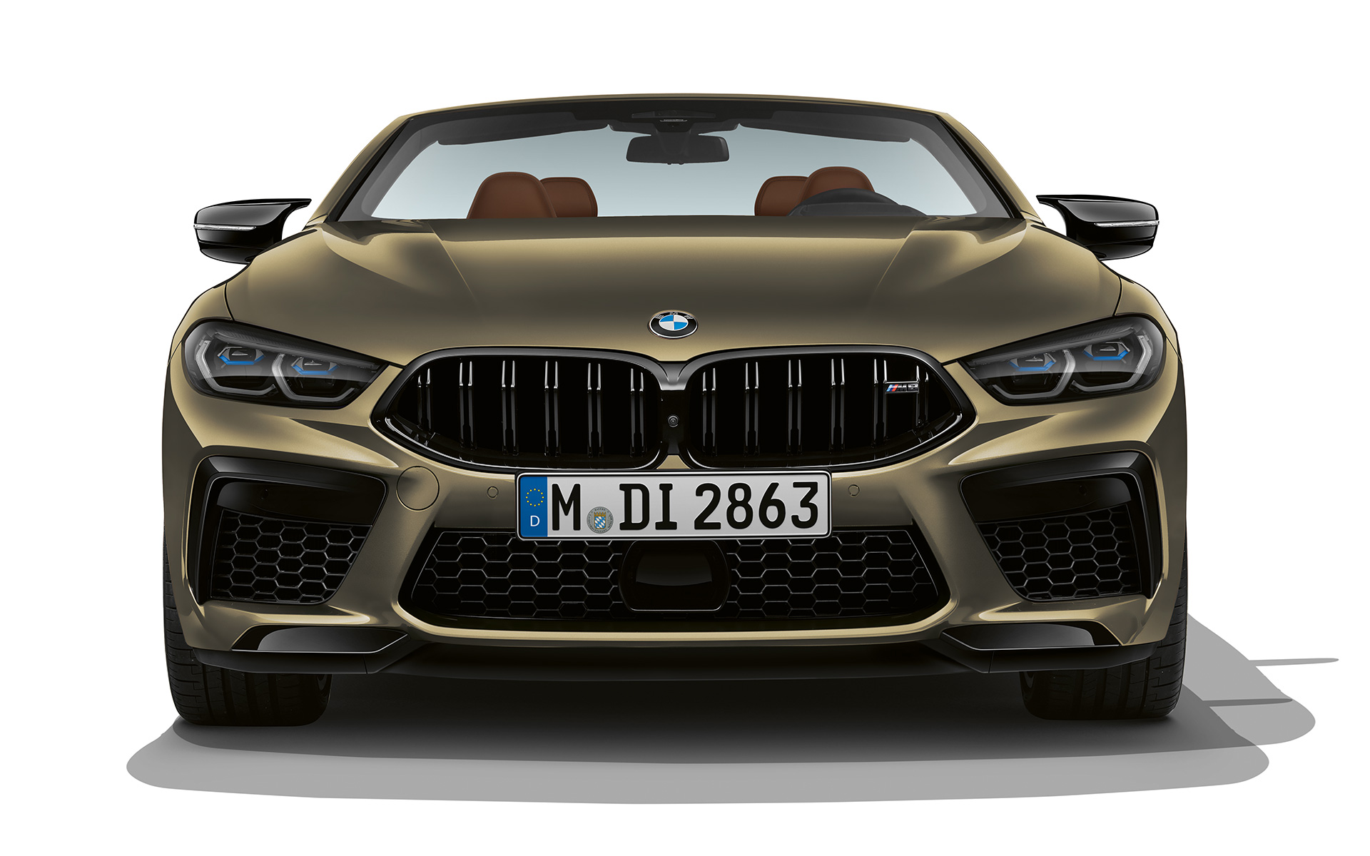 Вид спереди BMW M8 Competition Cabrio F91 LCI Facelift 2022 BMW M8 Competition Cabrio F91 LCI Facelift 2022, BMW Individual Brass metallic, вид спереди