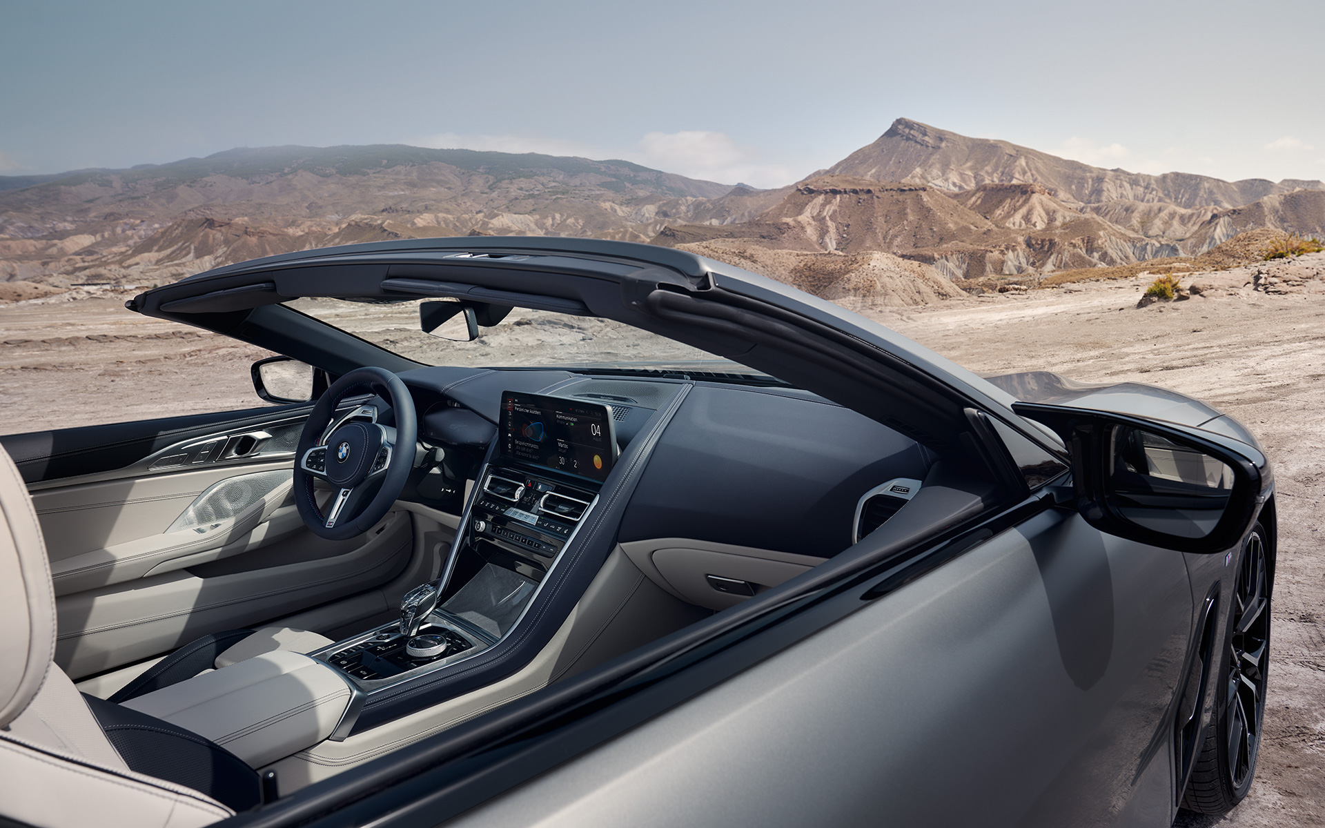 Салон BMW M850i xDrive Cabrio G14 LCI Facelift 2022 BMW M850i xDrive Cabrio G14 LCI Facelift 2022, BMW Individual Морозный Чистый Серый металлик, вид салона с открытым мягким верхом