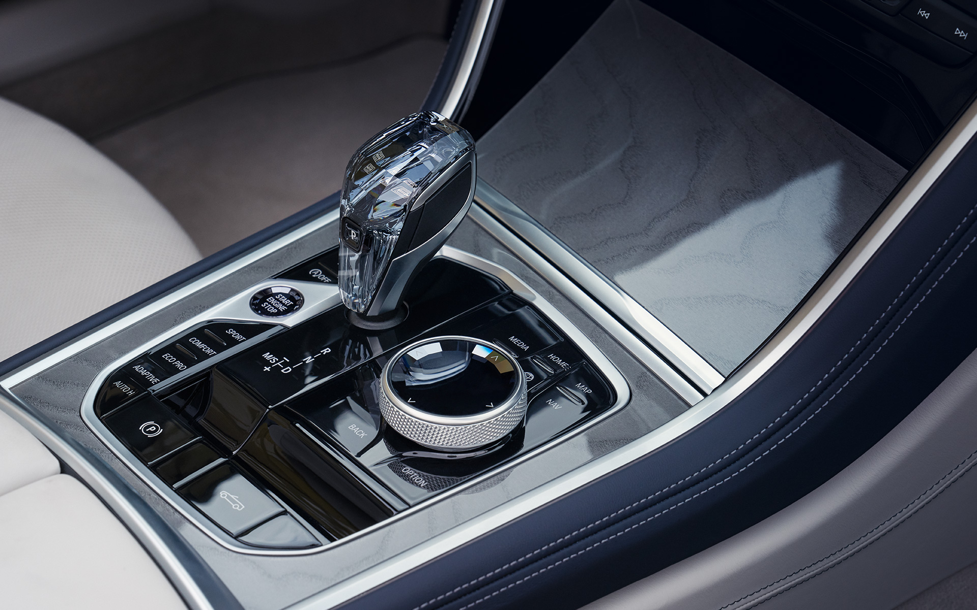 BMW M850i xDrive Cabrio i G14 LCI Facelift 2022, кокпит BMW M850i xDrive Cabrio G14 LCI Facelift 2022, рычаг селектора со стеклянной отделкой CraftedClarity крупным планом