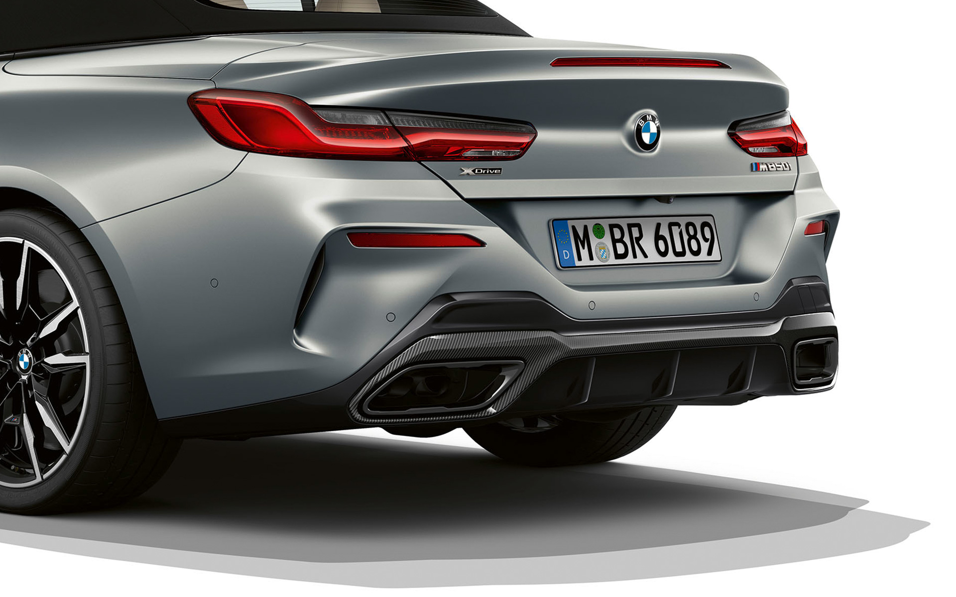 Вид заднего бампера в три четверти BMW M850i xDrive Cabrio G14 LCI Facelift 2022 BMW M850i xDrive Cabrio G14 LCI Facelift 2022, BMW Individual Морозный Чистый Серый металлик, вид сзади в три четверти, задний бампер крупным планом