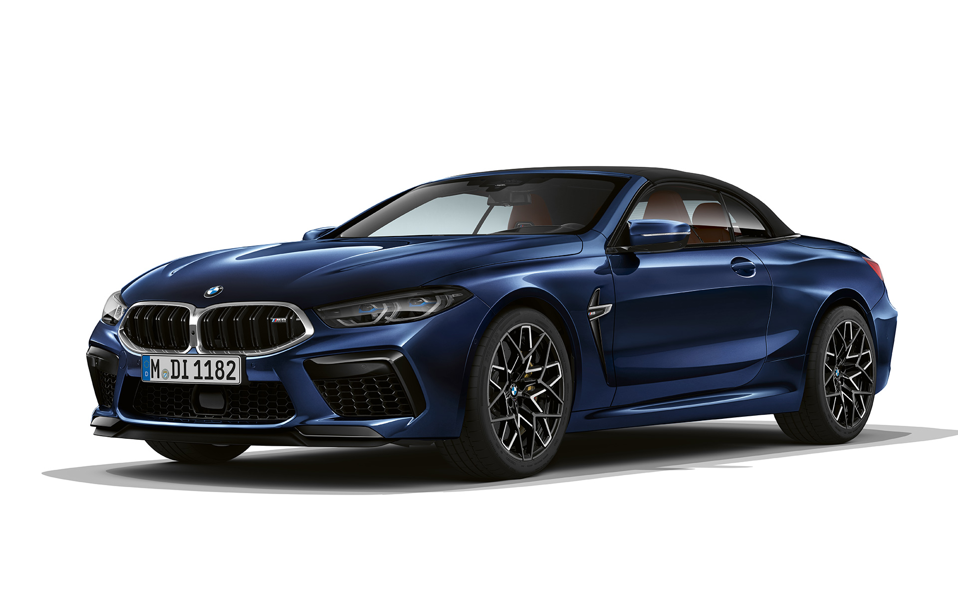 Вид спереди в три четверти BMW M8 Cabrio F91 LCI Facelift 2022 BMW M8 Cabrio F91 LCI Facelift 2022, BMW Individual Синий Танзанит металлик, вид спереди в три четверти