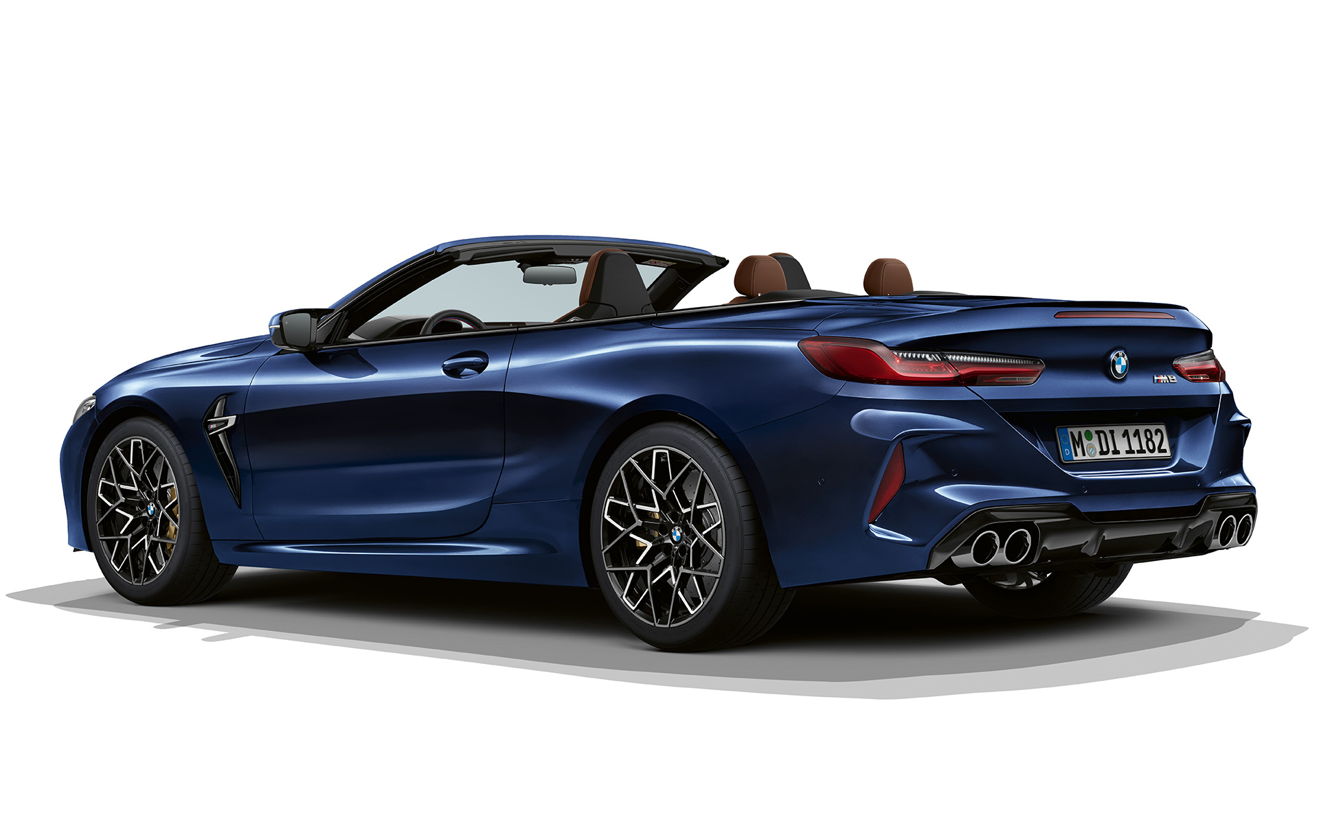 Вид сзади в три четверти BMW M8 Cabrio F91 LCI Facelift 2022 BMW M8 Cabrio F91 LCI Facelift 2022, BMW Individual Синий Танзанит металлик, вид сзади в три четверти