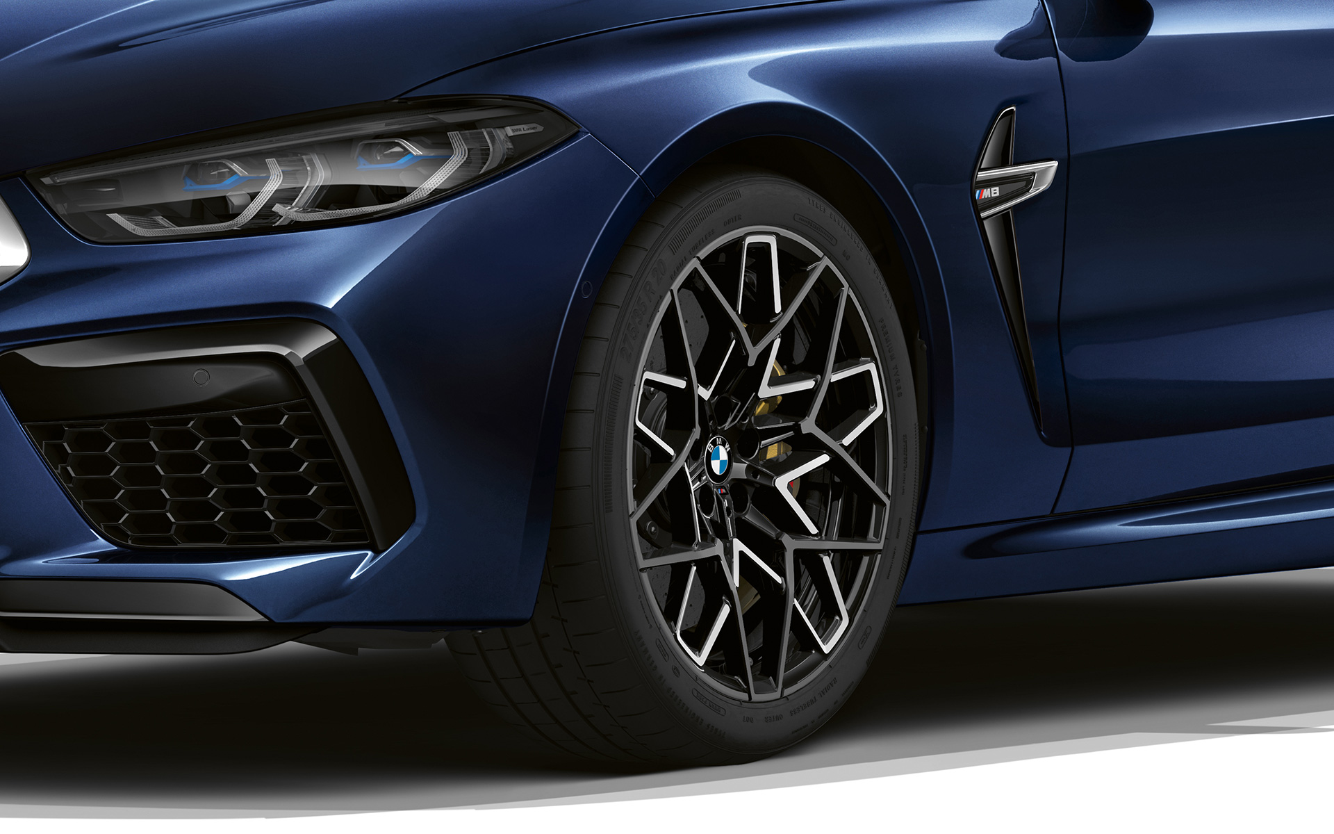 20" M легкосплавные диски Star-spoke 813 M Bicolor BMW M8 Cabrio F91 LCI Facelift 2022 BMW M8 Cabrio F91 LCI Facelift 2022, BMW Individual Синий Танзанит металлик, 20" M легкосплавные диски Star-spoke 813 M Bicolor крупным планом