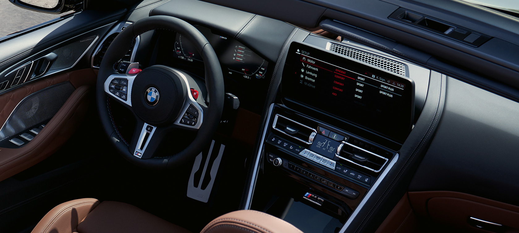 BMW M8 Competition Cabrio F91 LCI Facelift 2022, кокпит, центральный дисплей BMW M8 Competition Cabrio F91 LCI Facelift 2022, кокпит, центральный дисплей