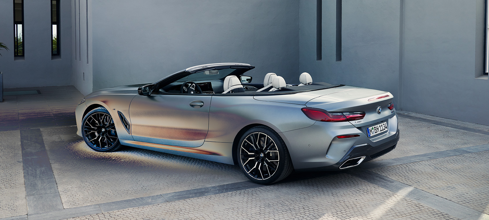 Вид сзади в три четверти BMW M850i xDrive Cabrio G14 LCI Facelift 2022 BMW M850i xDrive Cabrio G14 LCI Facelift 2022, BMW Individual Морозный Чистый Серый металлик, вид сзади в три четверти в статике