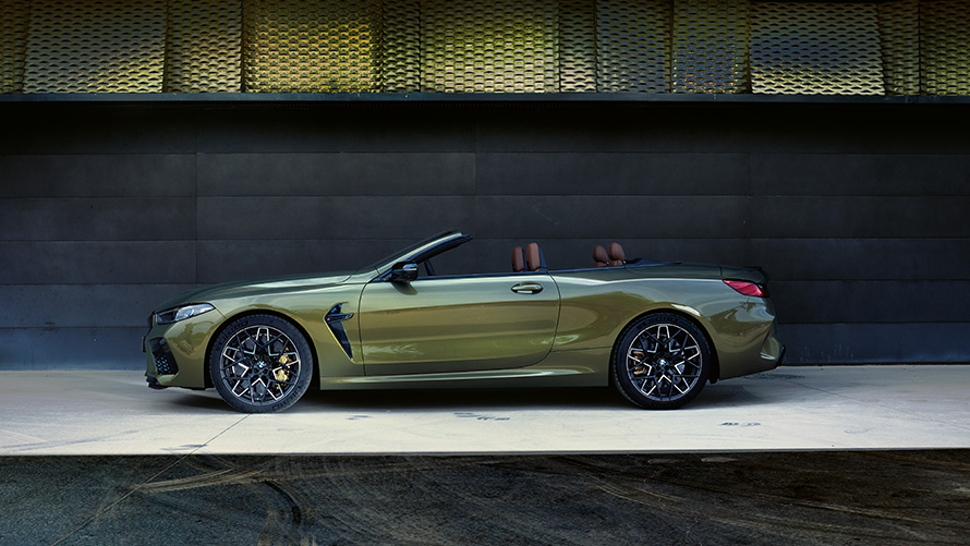 Технические данные BMW M8 Competition Cabrio F91 LCI Facelift 2022 BMW M8 Competition Cabrio F91 LCI Facelift 2022, BMW Individual Brass metallic, вид сбоку на сцене, технические данные