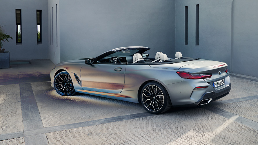 BMW 8 серии Cabrio 2022 G14 LCI Facelift, BMW Individual Морозный Чистый Серый металлик, вид сзади в три четверти
