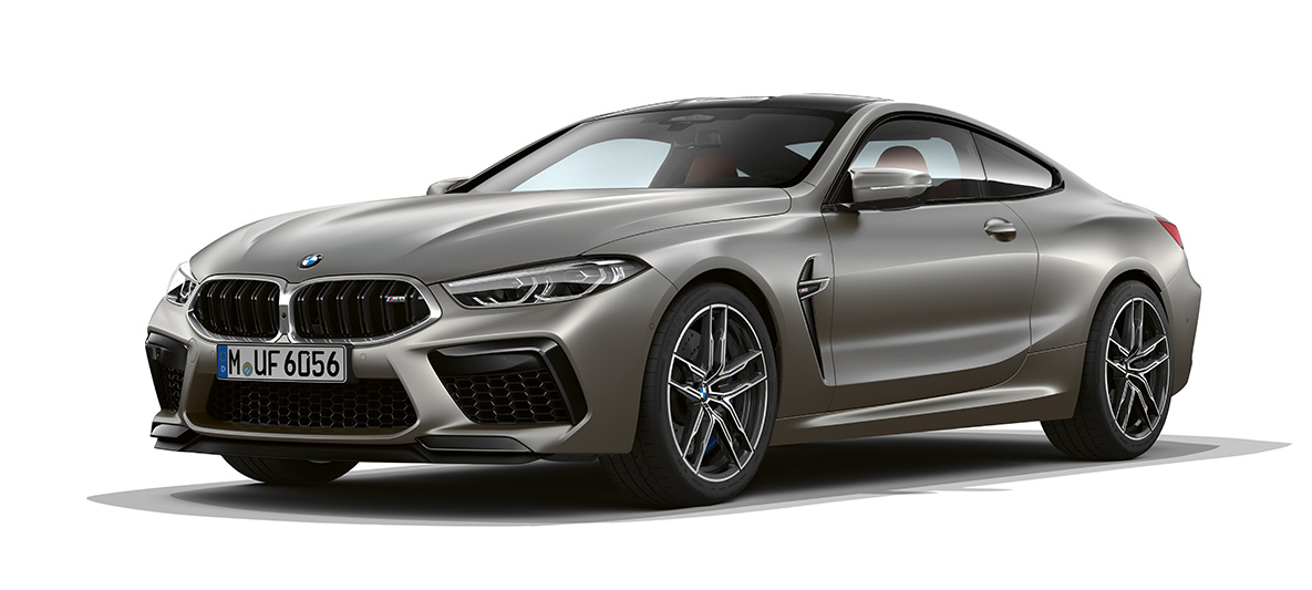 BMW M8 Coupe, вид сбоку и спереди с поворотом в три четверти. BMW M8 Coupe, Морозный Темно-серебристый металлик, вид сбоку и спереди с поворотом в три четверти.