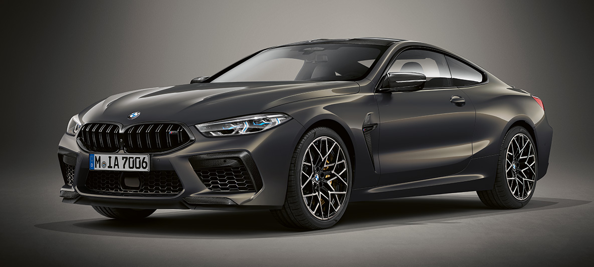 BMW M8 Coupe в исполнении BMW Individual с лакокрасочным покрытием BMW Individual Морозный Темно-серебристый металлик. BMW M8 Coupe в исполнении BMW Individual с лакокрасочным покрытием BMW Individual Морозный Темно-серебристый металлик, вид спереди с поворотом в три четверти.