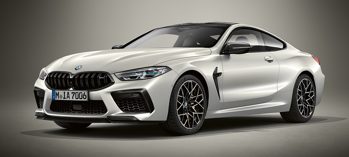 BMW M8 Coupe в исполнении BMW Individual с лакокрасочным покрытием BMW Individual Белый Бриллиант металлик. BMW M8 Coupe в исполнении BMW Individual с лакокрасочным покрытием BMW Individual Белый Бриллиант металлик, вид спереди с поворотом в три четверти.